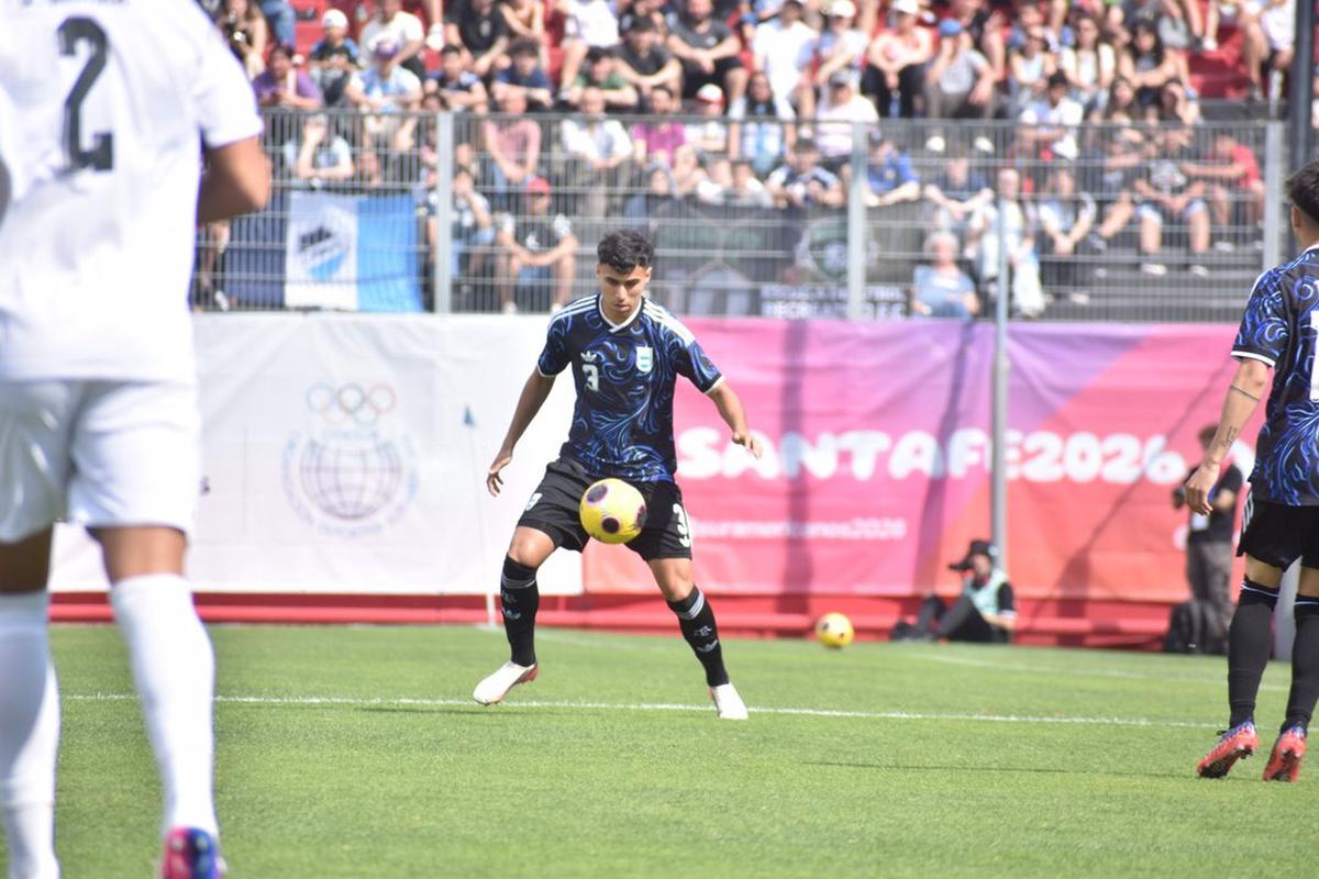 El defensor Joaquín Salas controla la pelota en el triunfo argentino.