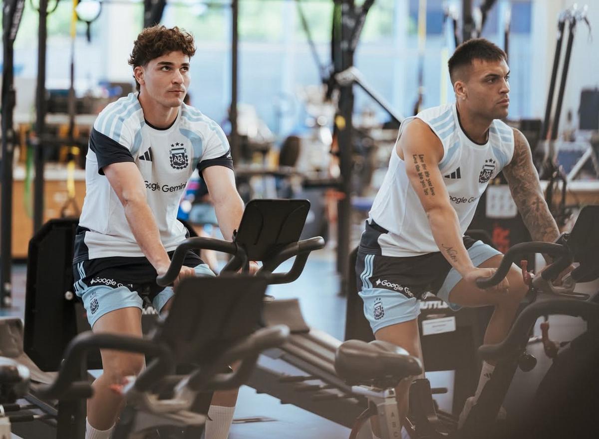 Hay goles: Julián Álvarez y Lautaro Martínez, entrenando (Foto: @afaseleccion)