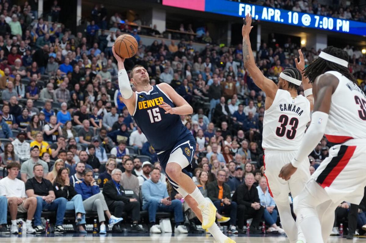 Con 35 puntos, Jokic impulsa victoria en tiempo extra de Nuggets ante Trail Blazers