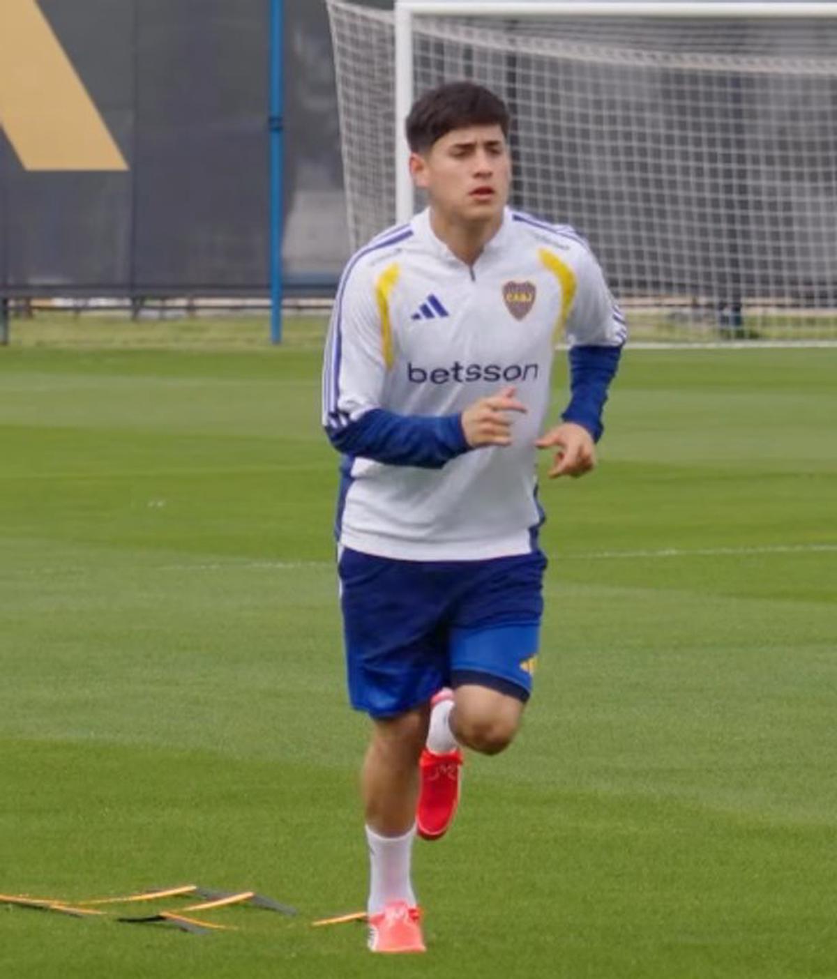 Tomás Aranda volvió a entrenar en campo con Boca.