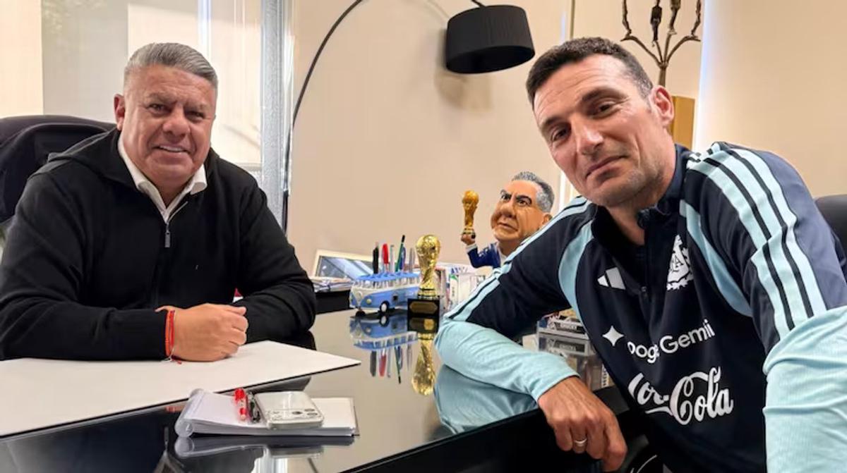 Tapia durante la reunión con Scaloni.