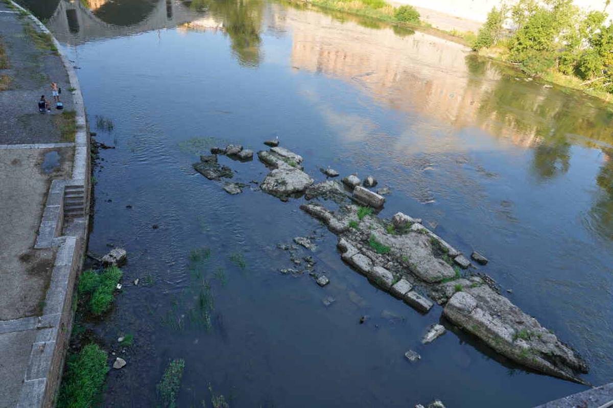 La sequía es tan grave en Italia que dejó al descubierto antiguo puente hundido en río