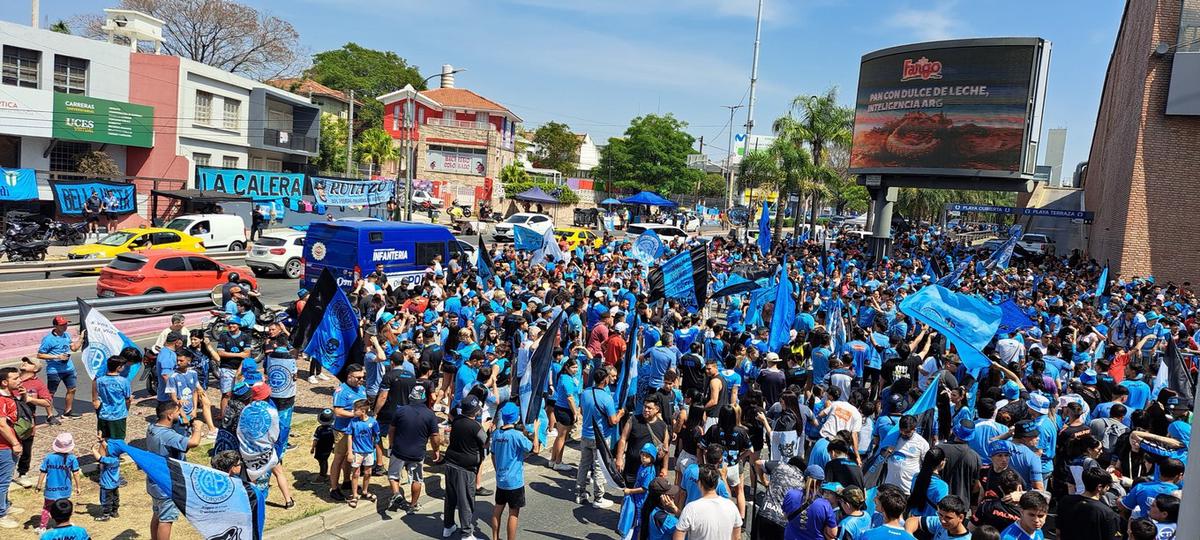 FOTO: Banderazo de Belgrano antes del clásico. 