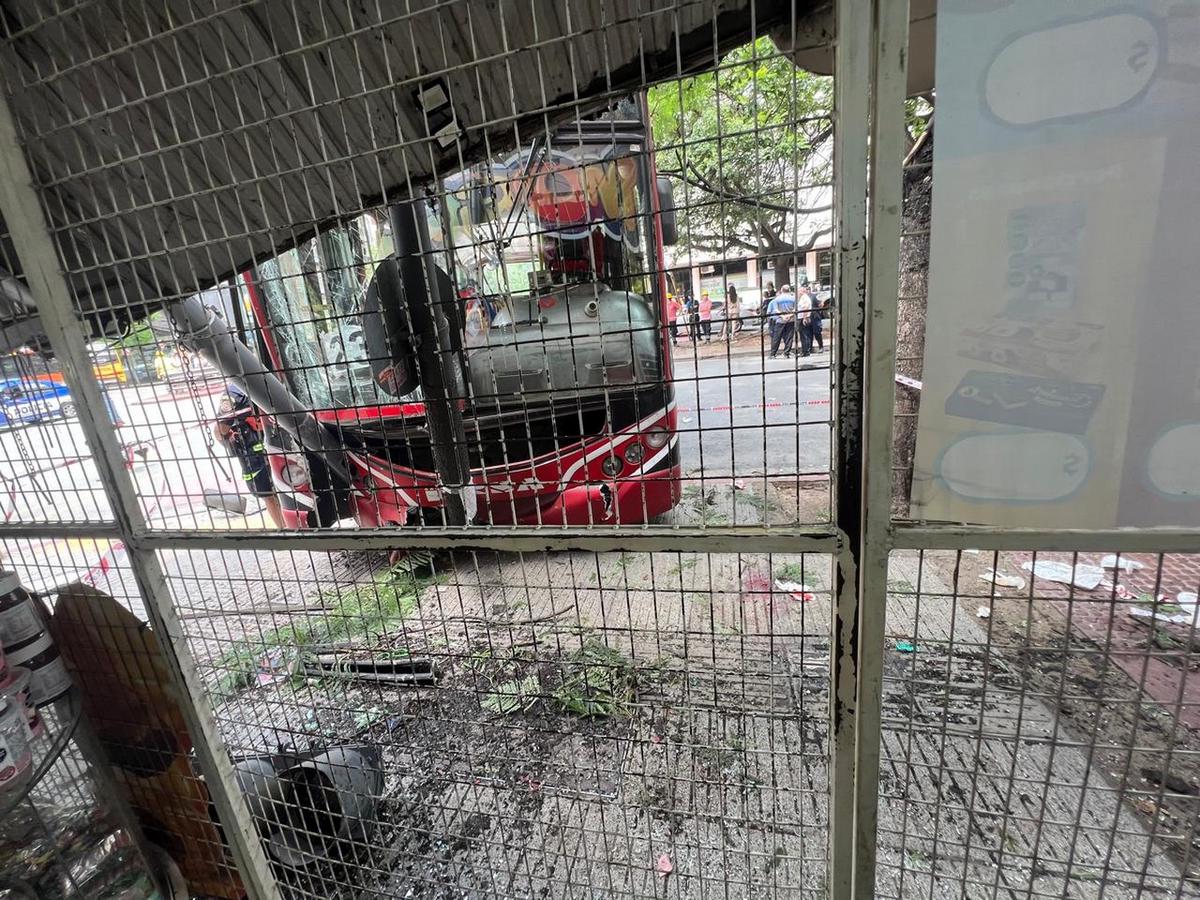 FOTO: Dos mujeres heridas en un impactante choque de un colectivo en el centro de Córdoba.