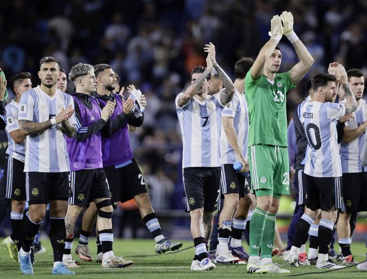 FOTO: La Selección en La Bombonera, tras vencer a Perú. (Foto: @Argentina)