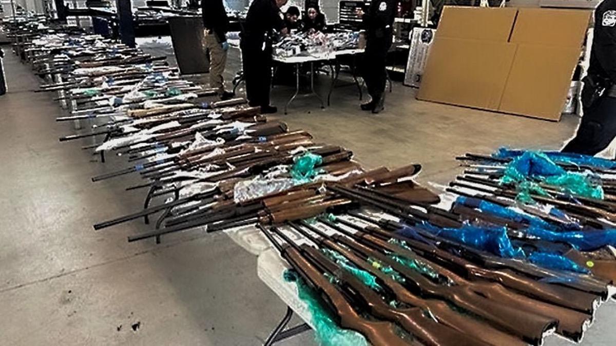 Aseguran 400 armas con destino a México y detienen a responsables en Texas