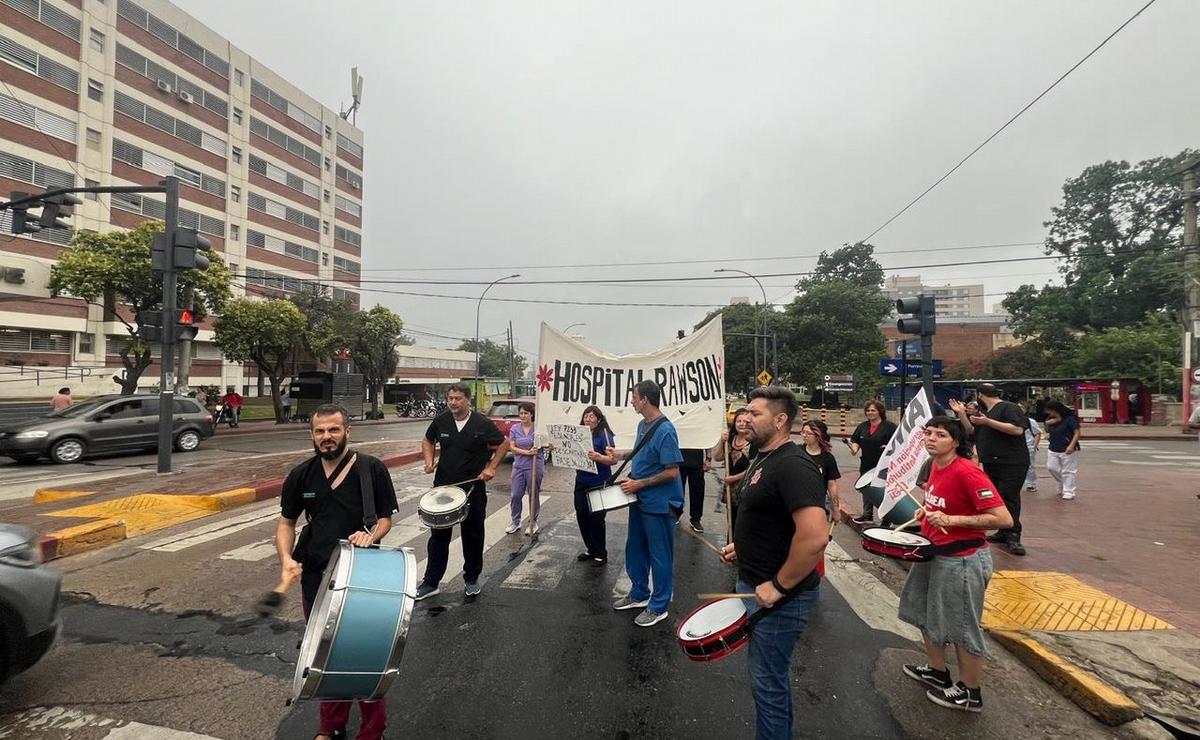 FOTO: Movilización de trabajadores de Salud en Córdoba. (Foto: Daniel Cáceres/Cadena 3)