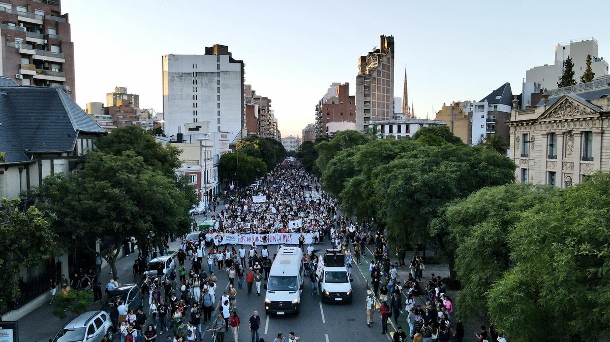 Una multitud marchó en Córdoba a 50 años del Golpe Militar. (Foto: Daniel Cáceres/C3)
