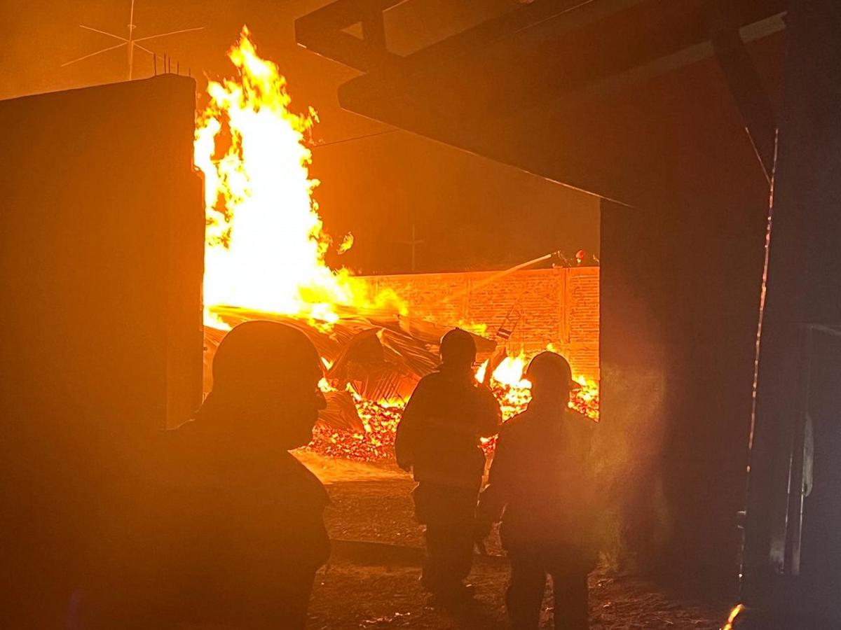 FOTO: Varias dotaciones trabajaron en el lugar del incendio