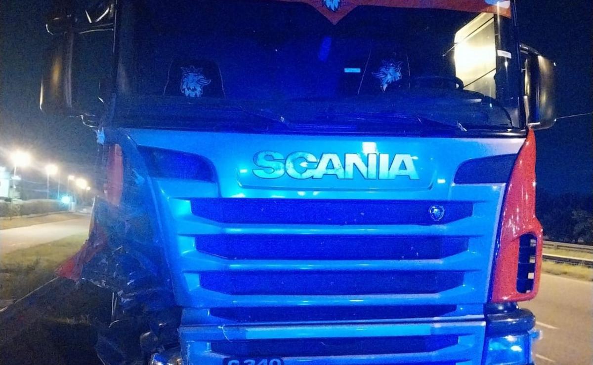 FOTO: El camión que impactó contra el Renault Logan. 