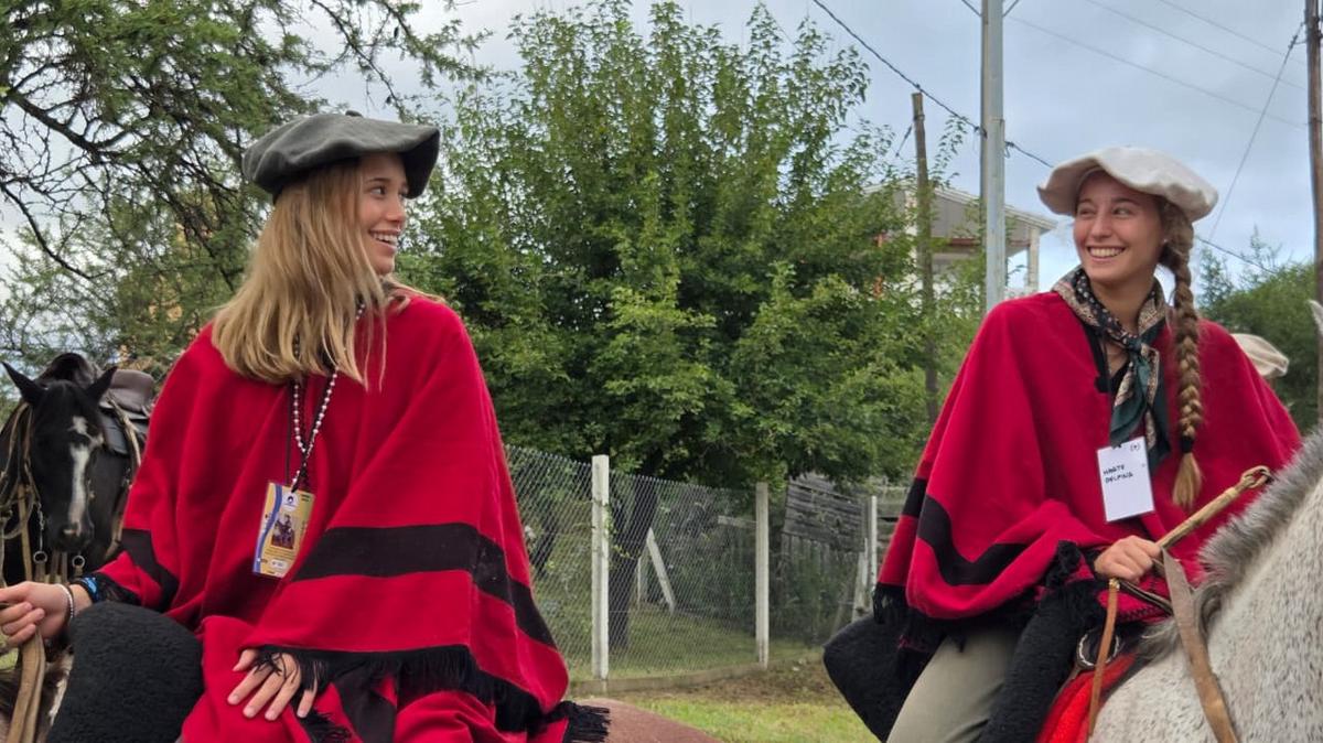 Miles de fieles caminan rumbo a Villa Cura Brochero. (Foto: Matías Arrieta/Cadena 3)