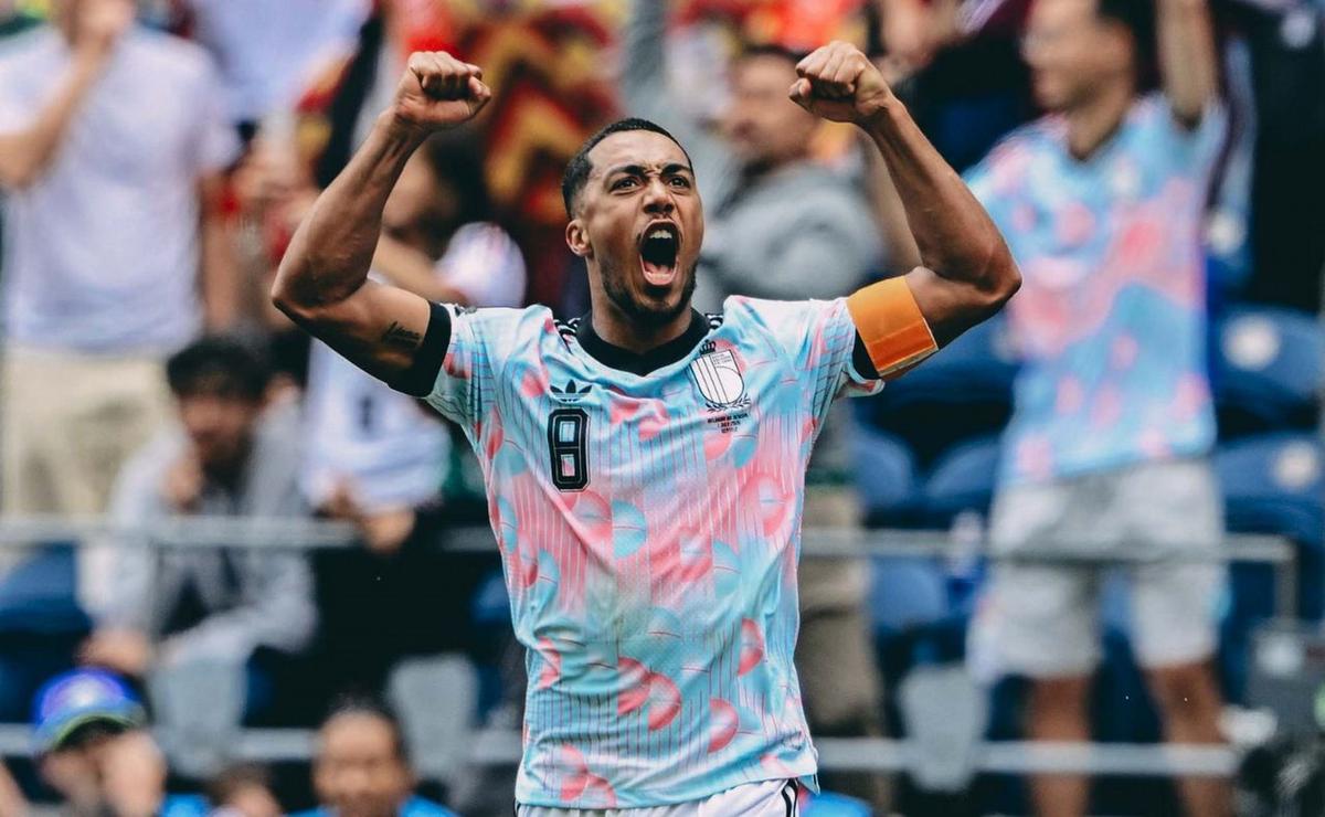 Tielemans festeja en el agónico triunfo belga. (Foto: @BelRedDevils)