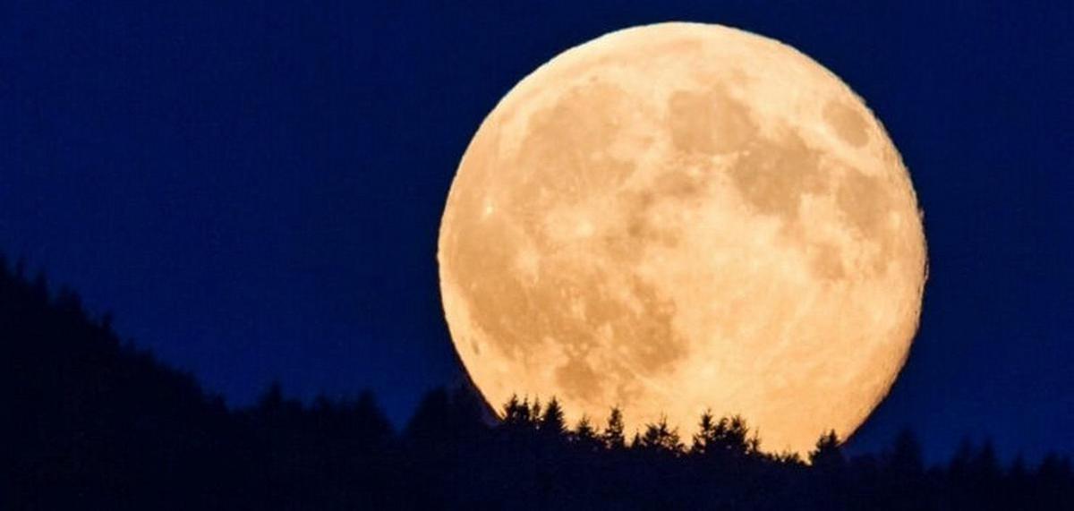 Una superluna excepcional ilumina el cielo
