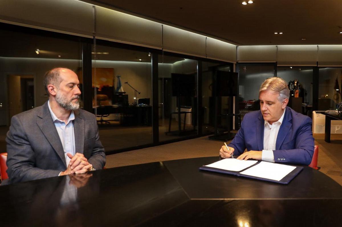 FOTO: El gobernador Martín Llaryora poniendo la firma. Foto: Gobierno de Córdoba. 