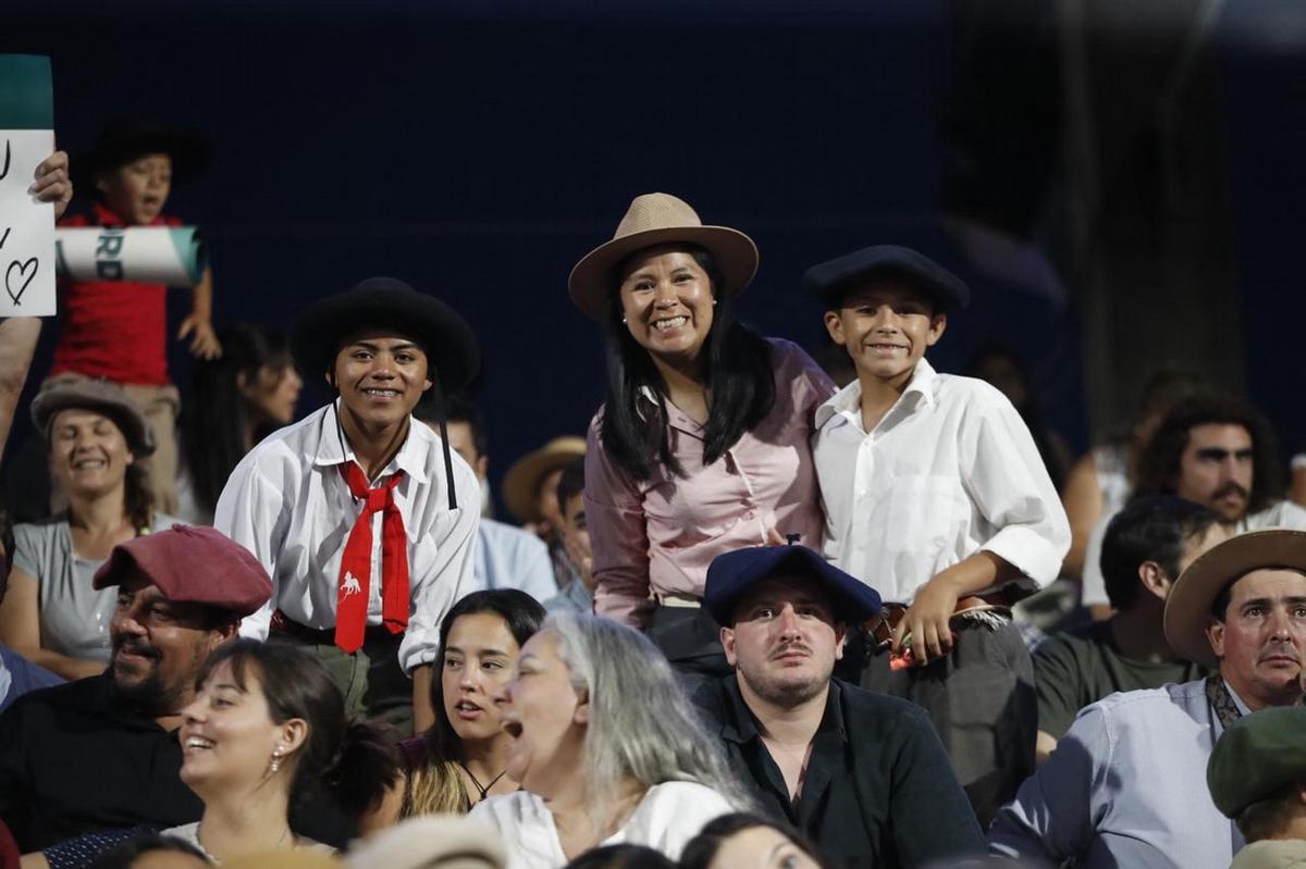 FOTO: La gente disfruta de una nueva noche festivalera en las tribunas. 