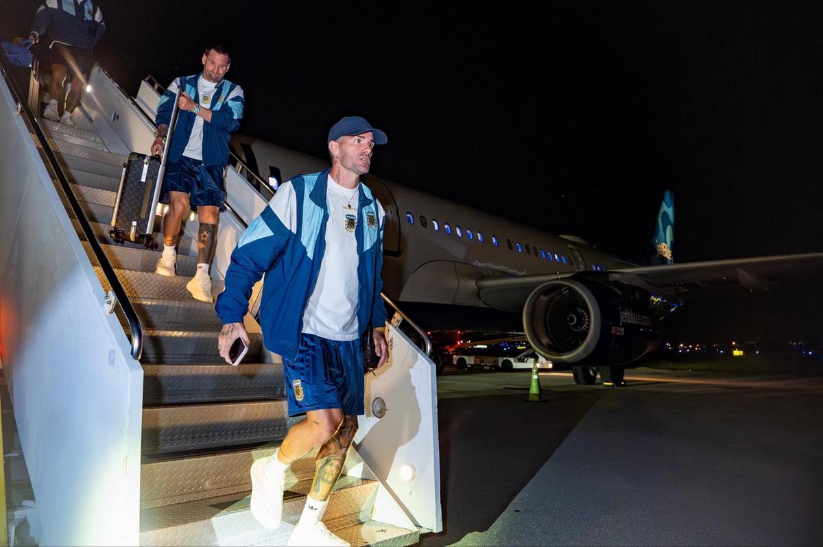 De Paul y Messi, bajando del avión en Miami (Foto: @Argentina)