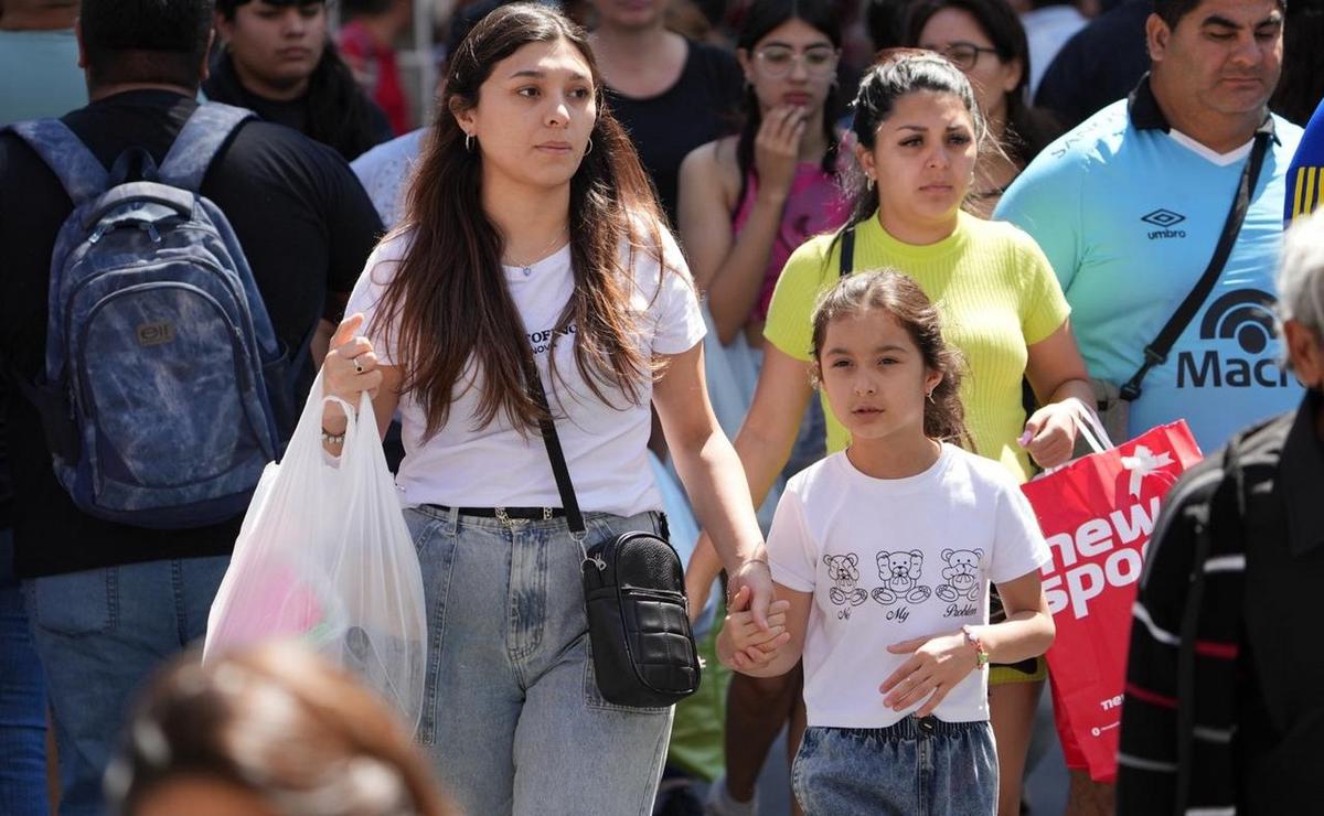 FOTO: Intenso movimiento en Córdoba por el Día de la Madre. (Foto: Daniel Cáceres/Cadena 3)