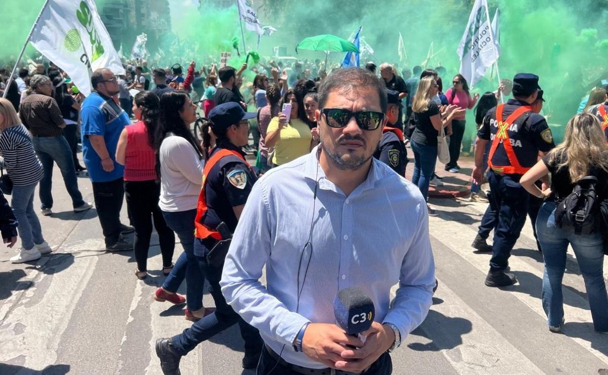 FOTO: El Suoem marchó por el centro de Córdoba (Foto: Daniel Cáceres/Cadena 3).