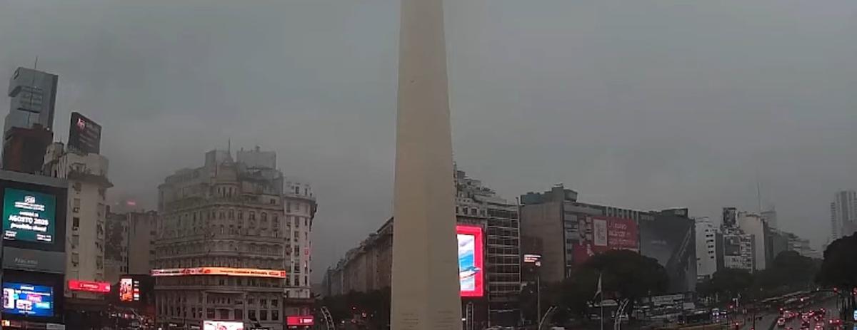 Fuertes tormentas y actividad eléctrica oscurecen la Ciudad de Buenos Aires