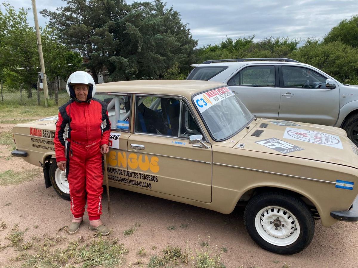 FOTO: Un piloto de rally le cumplió el sueño a una mujer de 83 años y manejaron juntos