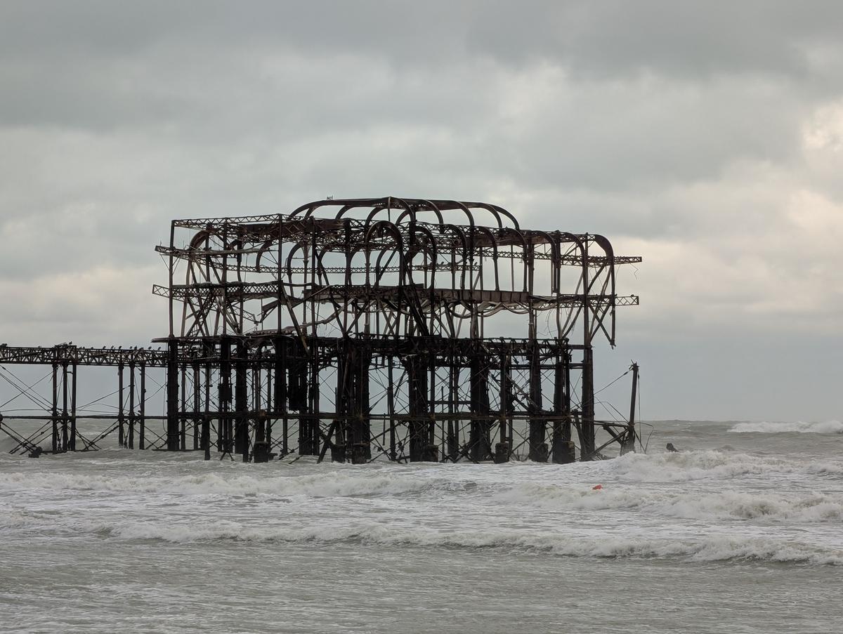 Cae parte de muelle en Inglaterra golpeado por tormenta