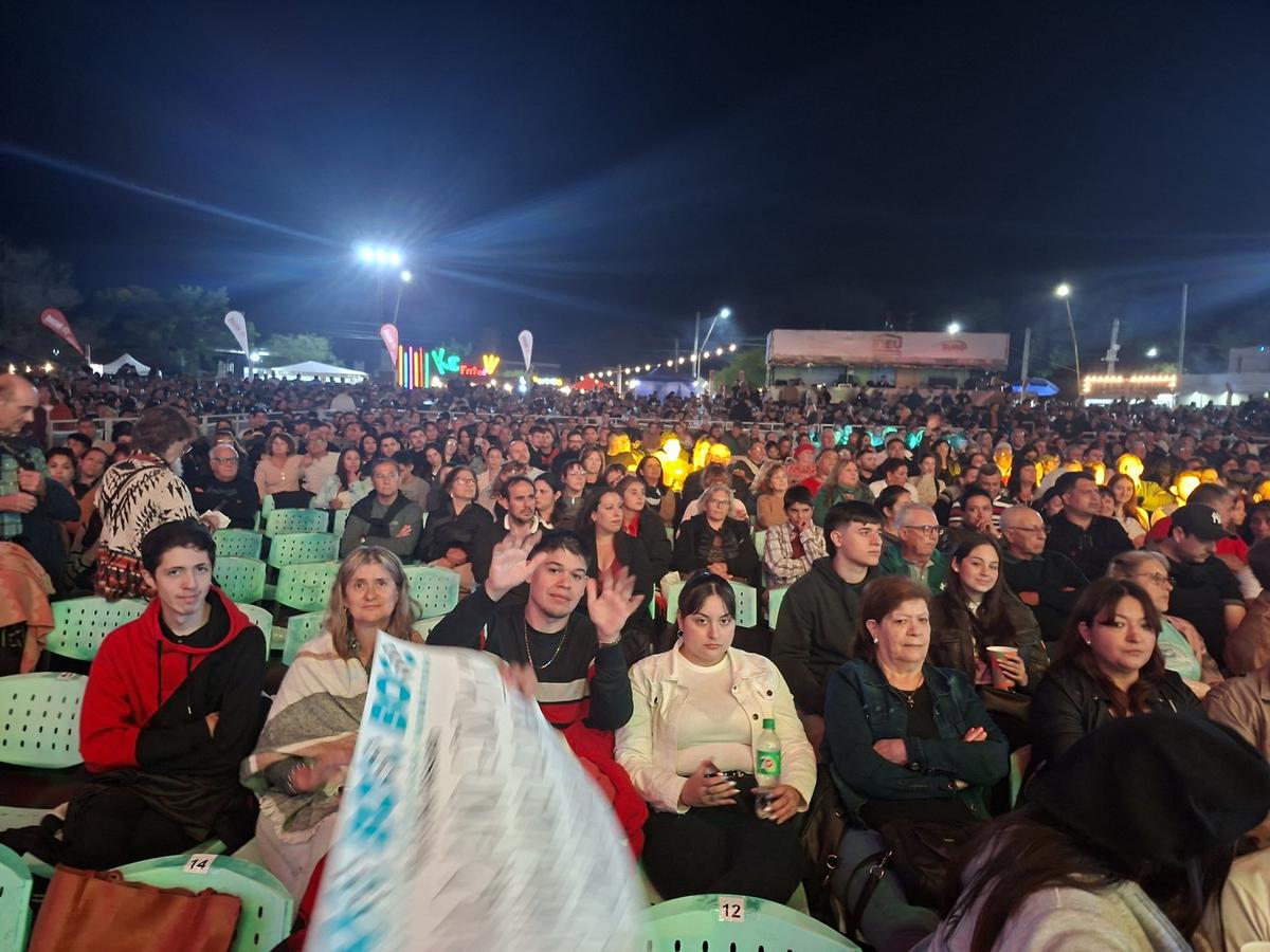 El público disfrutando del festival del Folclore en el Agua. (Foto: Orlando Morales)