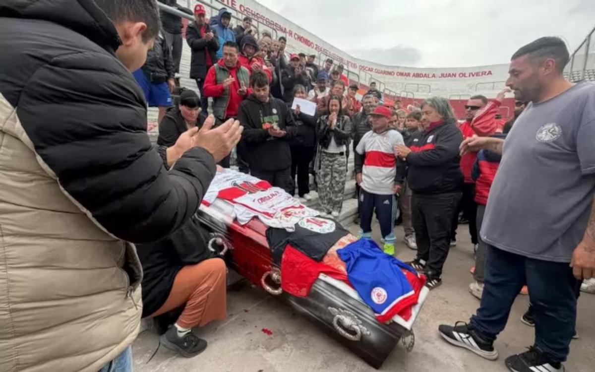 Cortejo fúnebre en el Estadio Nuevo Francisco Urbano.