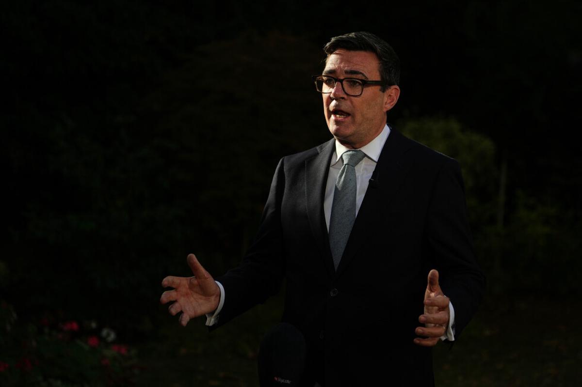 Burnham habría intercambiado mensajes con alguien que se hizo pasar por jefa de despacho de Trump