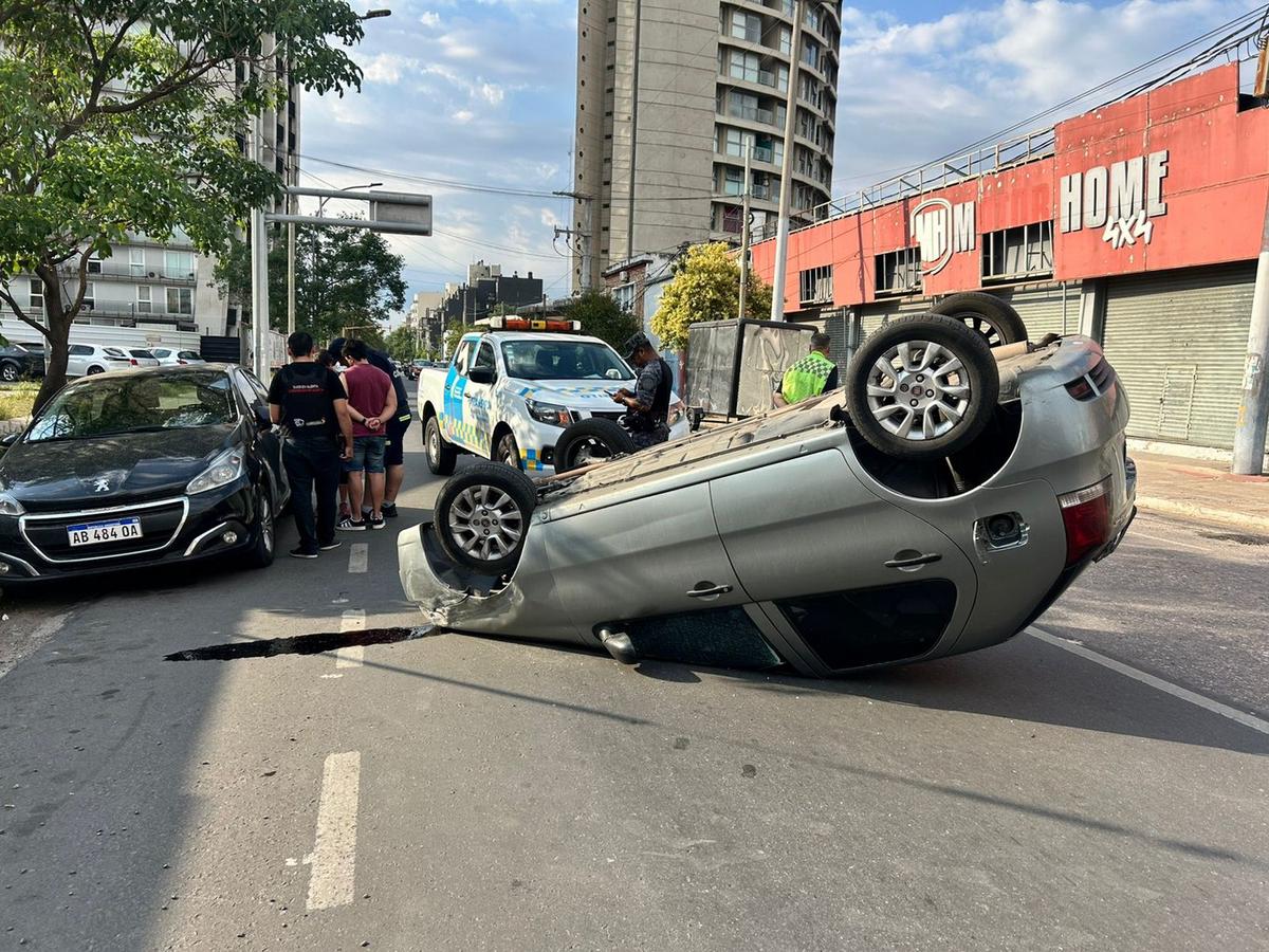 Así quedó el Fiat Palio tras volcar. (Foto: Lucía González/Cadena 3)