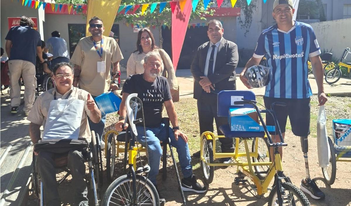 A punto de cumplir una década, la Fundación Jean Maggi sigue entregando bicis.