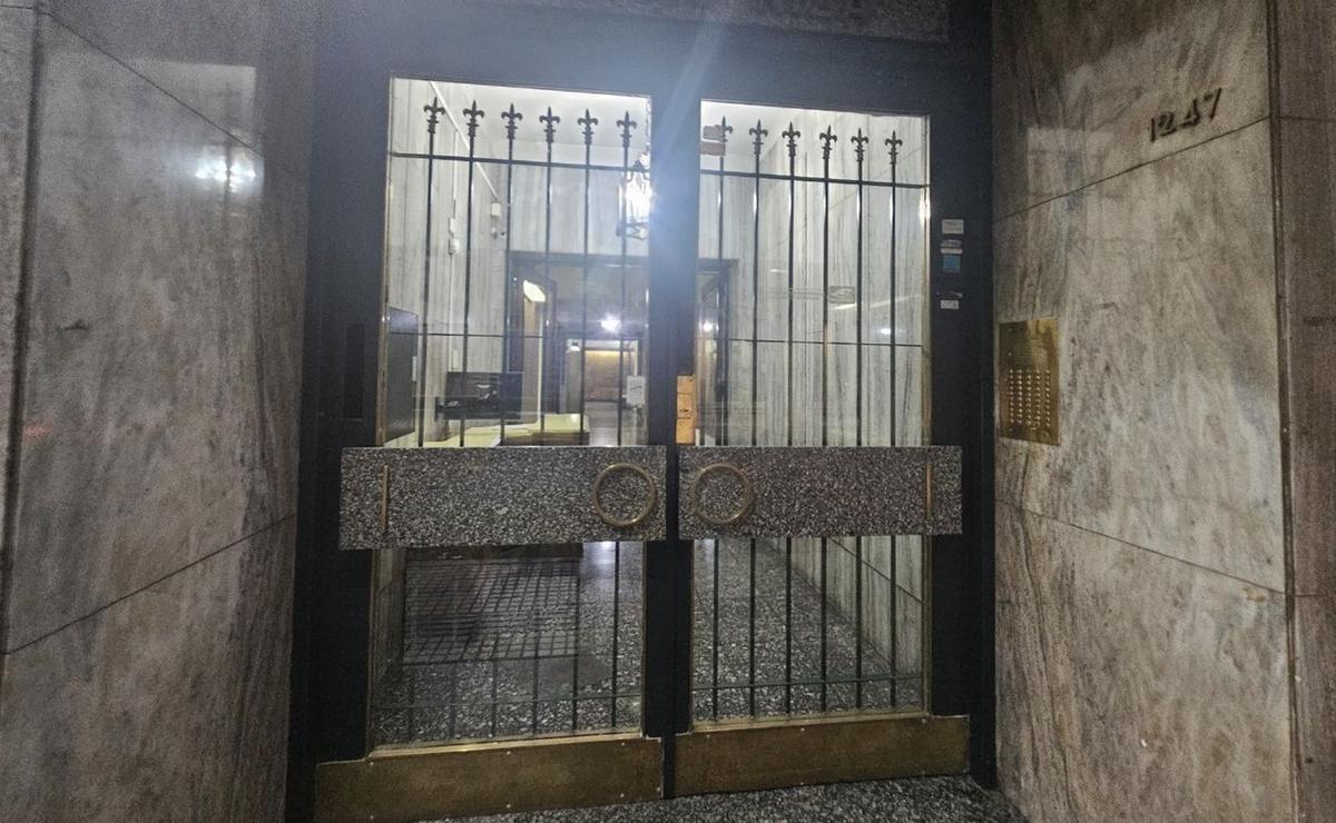 FOTO: La puerta del edificio del crimen.