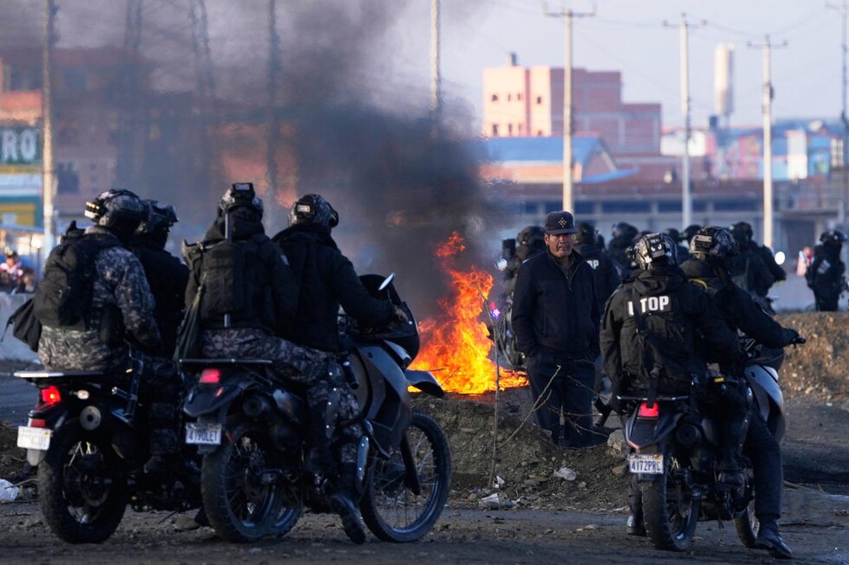 Policías y militares intentan despejar ruta a La Paz, aislada por 23 días de protestas en Bolivia