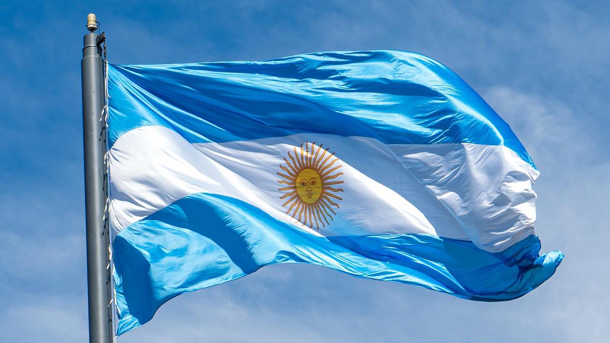 Inventaron un dispositivo para que la bandera no se arrugue y esté flameando todo el tiempo.