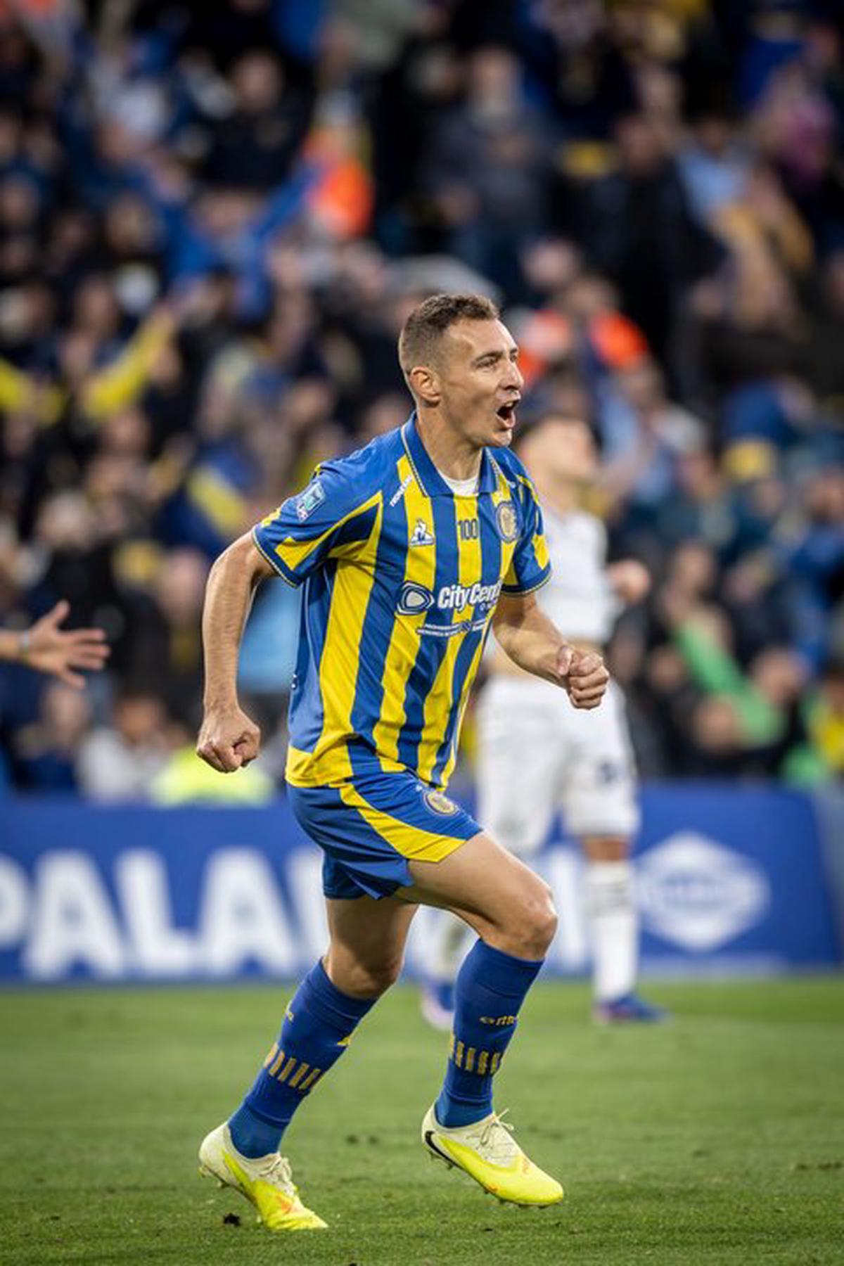 El histórico Marco Ruben festeja su gol, el quinto de una tarde perfecta en Rosario.