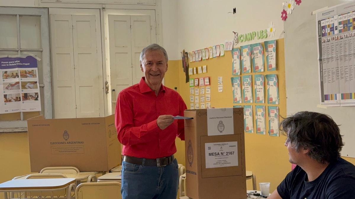 Juan Schiaretti, al emitir su voto.