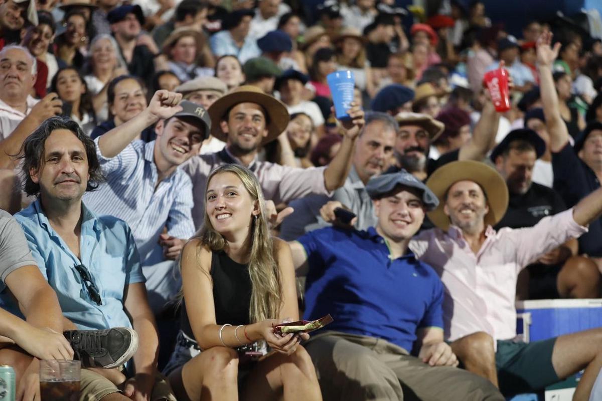 FOTO: La gente disfruta de una nueva noche festivalera en las tribunas. 
