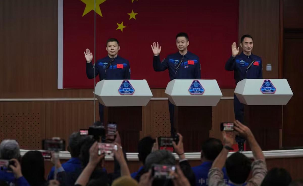 Los tres astronautas chinos varados en el espacio regresaron (Foto: Andy Wong - AP)