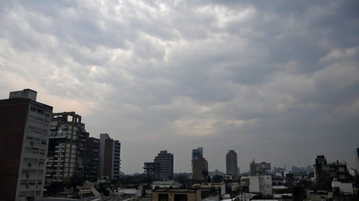 La ciudad empezó el domingo con baja temperatura y humedad alta