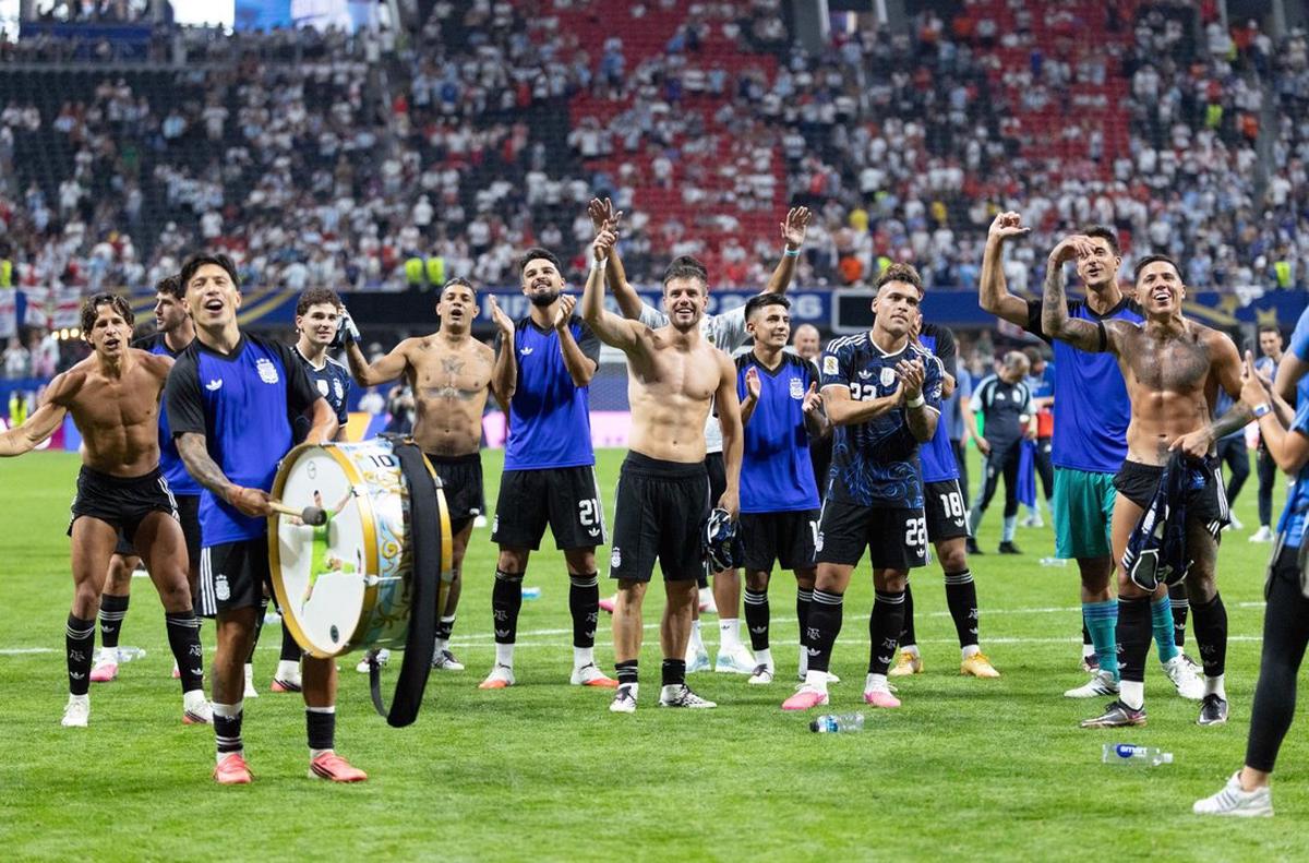 El equipo argentino festejó con los hinchas el histórico triunfo.