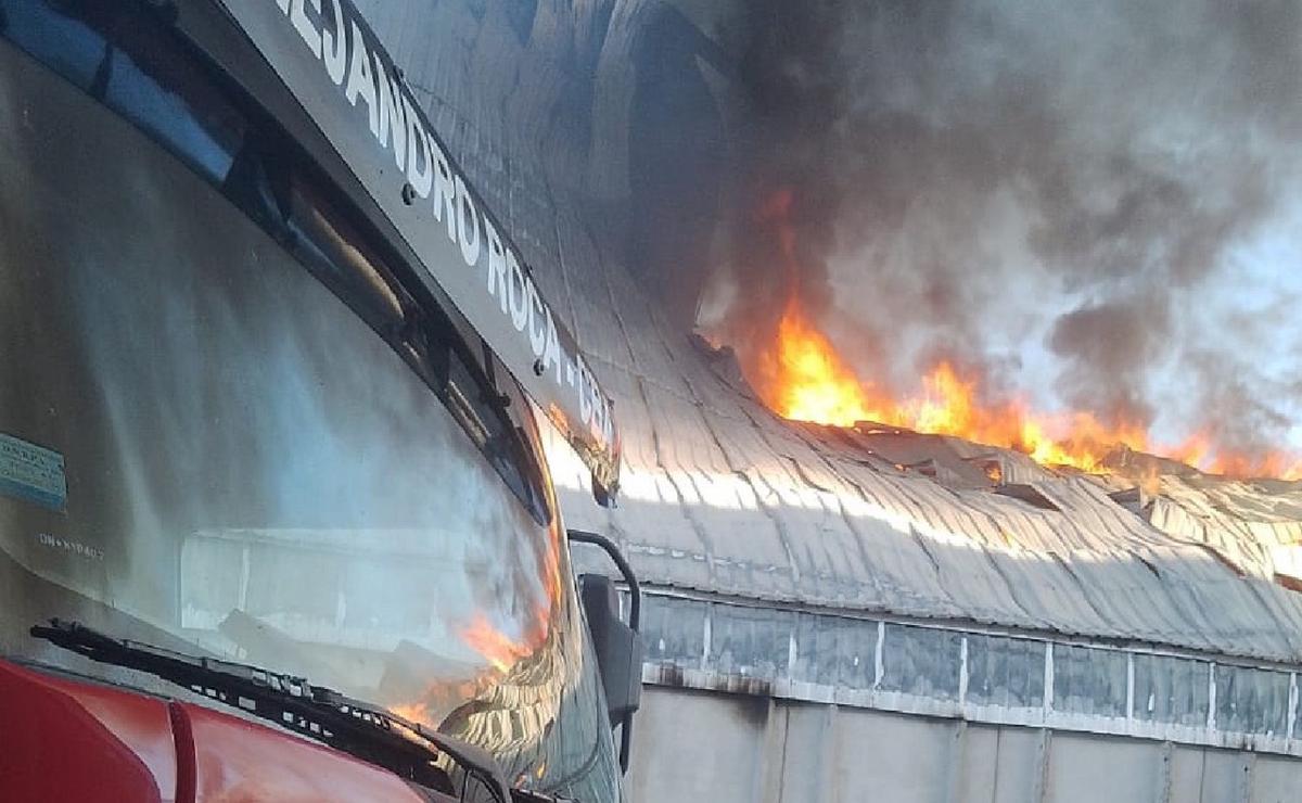 FOTO: El fuego en la celda inició el jueves y seguía activo este viernes. (Foto: Bomberos)