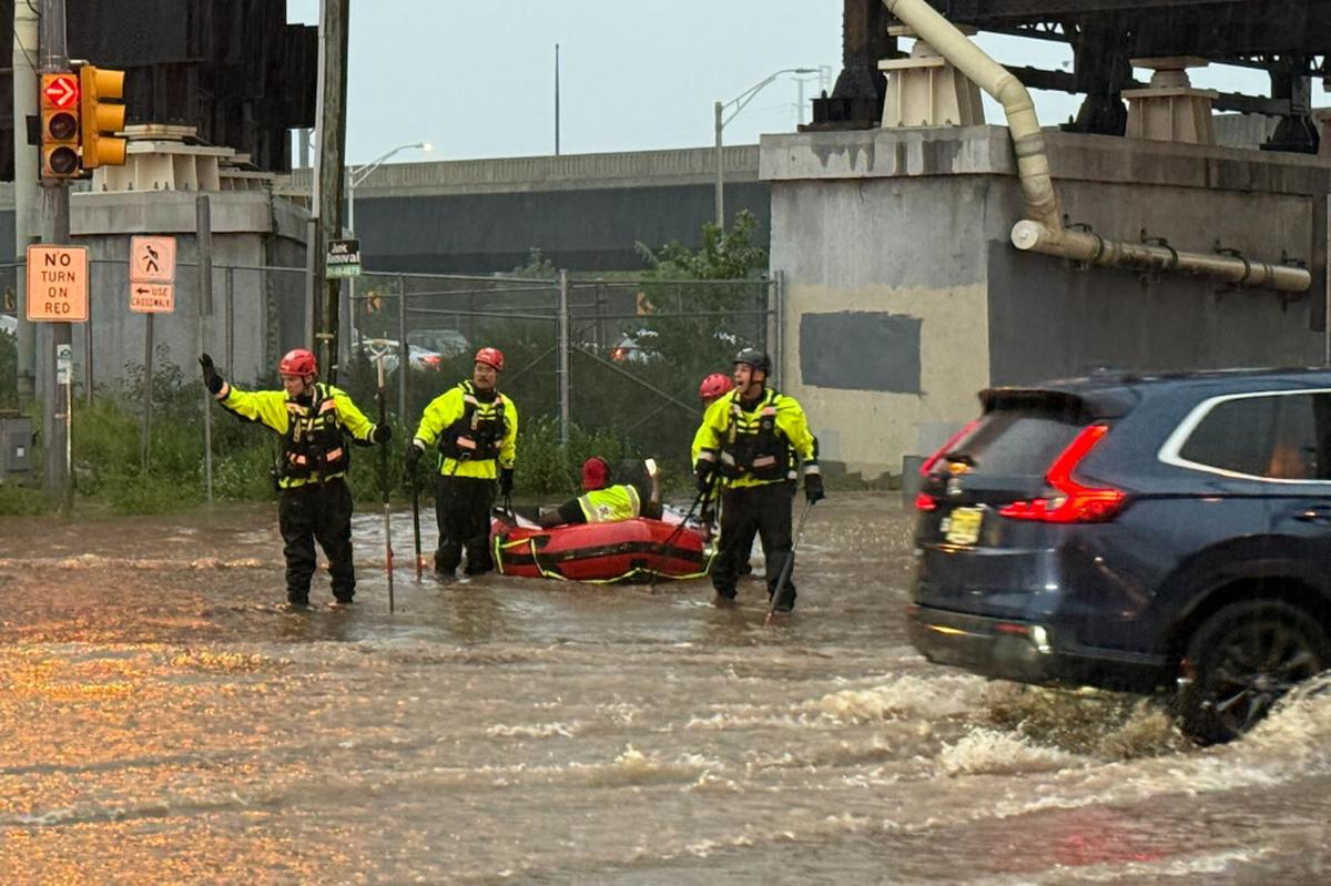 Tormentas y posibles tornados azotan el noreste de EEUU, inundan carreteras y dañan playas