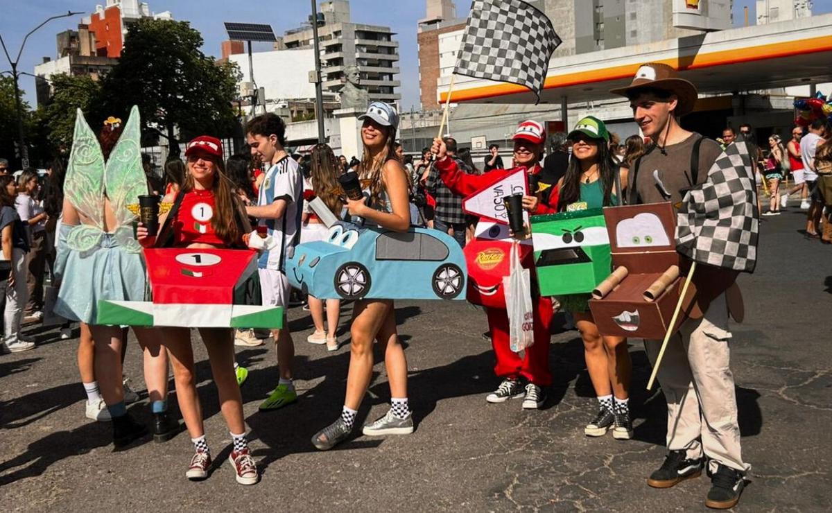 La tradicional bajada en la Facultad de Medicina de la UNR.