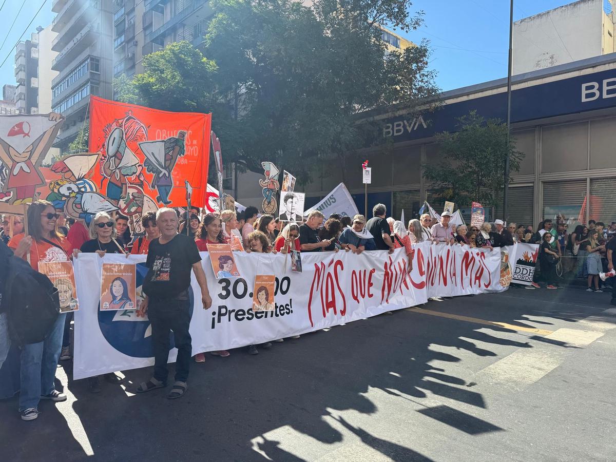 Las columnas de gente avanzan a 50 años del golpe. (Foto: Daniel Cáceres/C3)