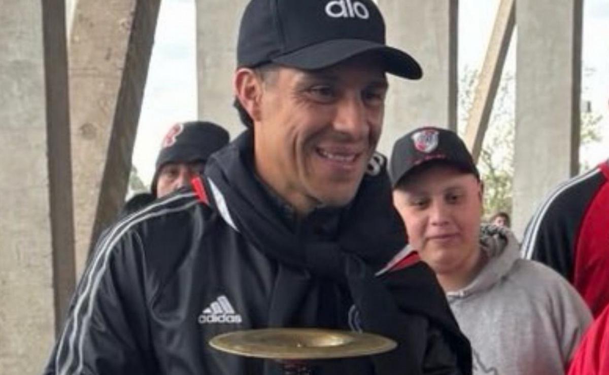Enzo Pérez en la popular de River.