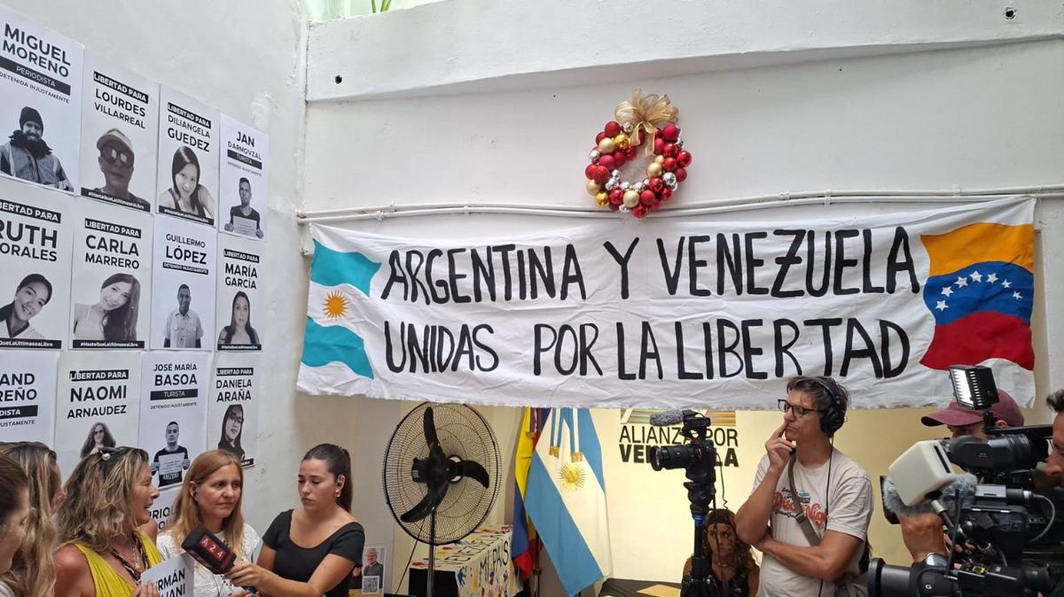 La familia y allegados de Nahuel Gallo esperan por su liberación.