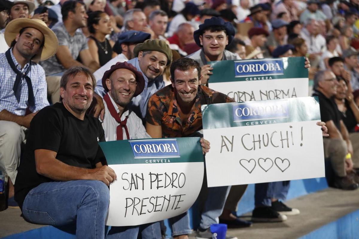 FOTO: La gente disfruta de una nueva noche festivalera en las tribunas. 