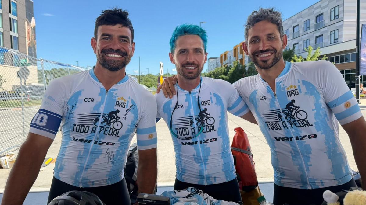 Llegaron al Mundial en bicicleta y fueron recibidos por la Selección en Kansas.