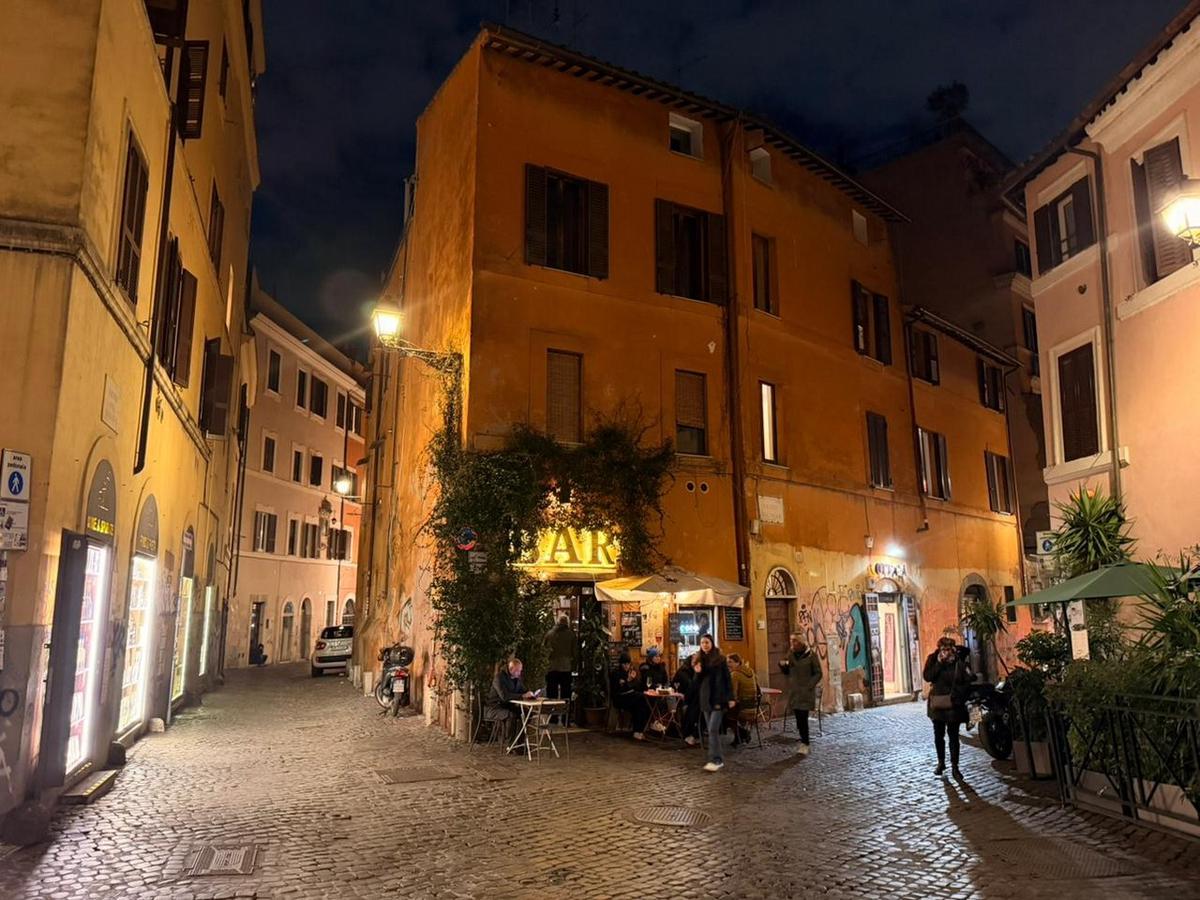 Trastevere de noche: la magia bohemia de Roma.