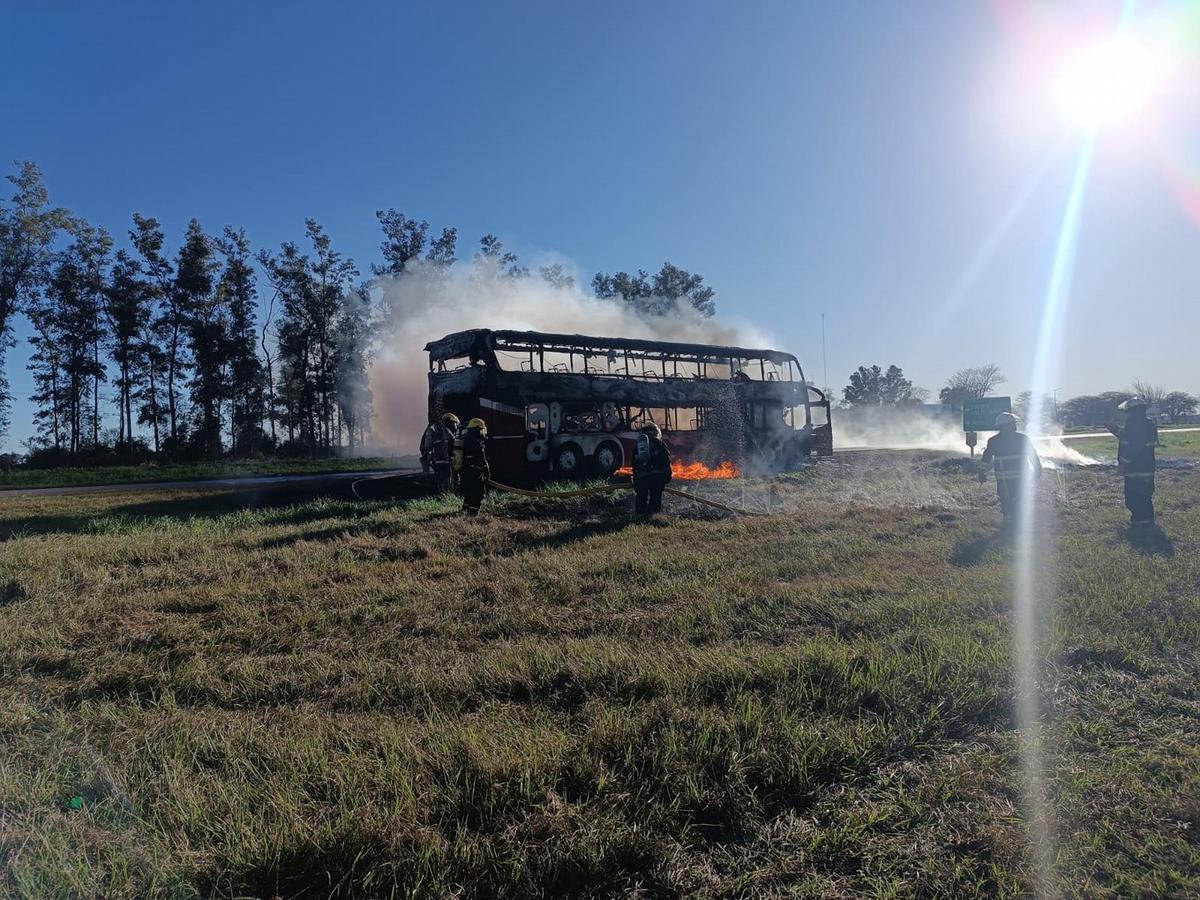 Se incendió un colectivo en la ruta 19. (Foto: Policía de Córdoba)