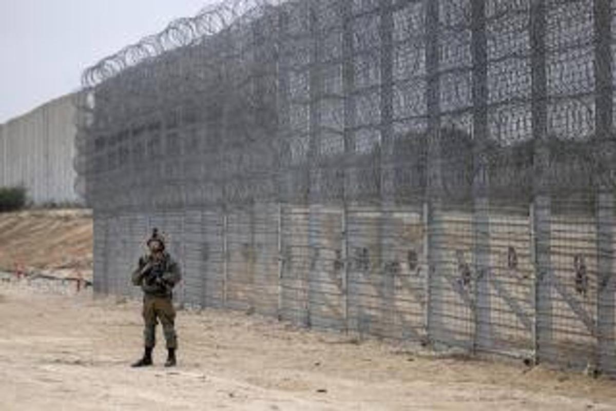 Un soldado israelí vigila la frontera con la Franja de Gaza